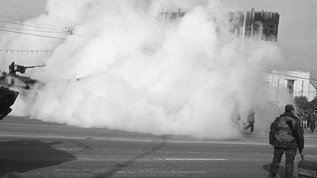 Военная техника у Белого дома в Москве