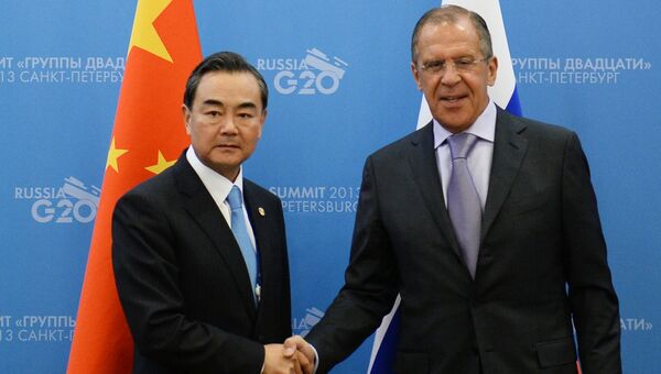 Министр иностранных дел РФ Сергей Лавров (справа) и Министр иностранных дел Китая (КНР) Ван И. Архивное фото