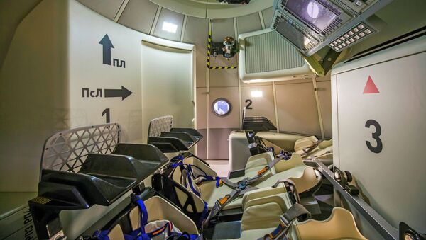 Полномасштабный макет пилотируемого транспортного космического корабля нового поколения на авиакосмическом салоне МАКС-2013