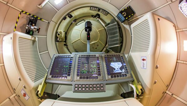 Полномасштабный макет пилотируемого транспортного космического корабля нового поколения на авиакосмическом салоне МАКС-2013