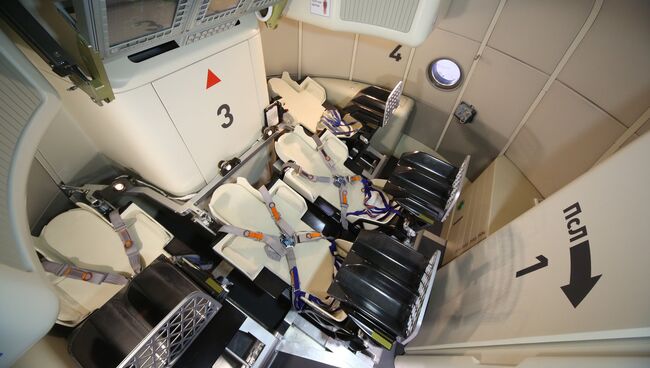 Полномасштабный макет пилотируемого транспортного космического корабля нового поколения на авиакосмическом салоне МАКС-2013