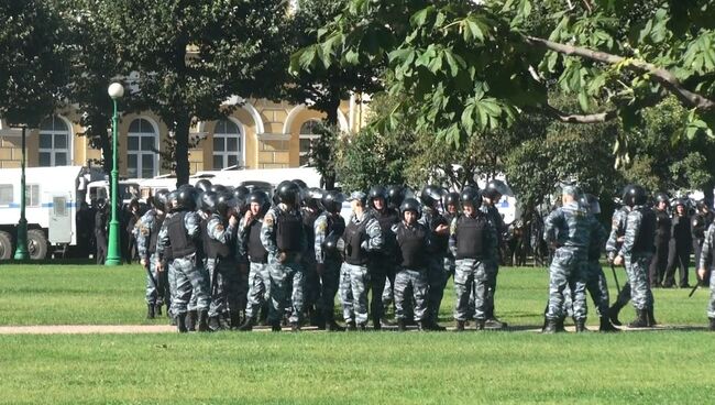 ОМОН на Марсовом поле в Петербурге