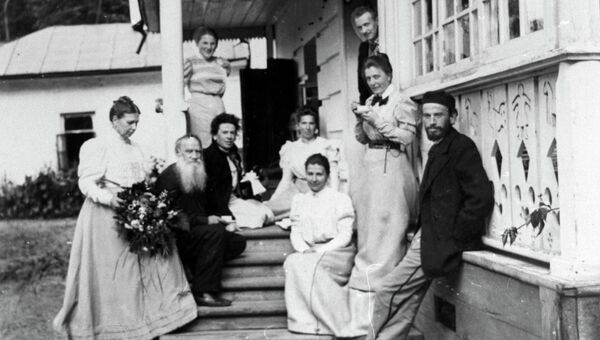 Русский писатель Лев Николаевич Толстой в день своего рождения в Ясной Поляне, 28 августа (9 сентября) 1898 года