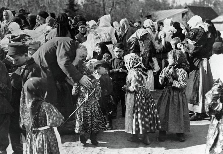 Лев Толстой беседует с крестьянскими детьми