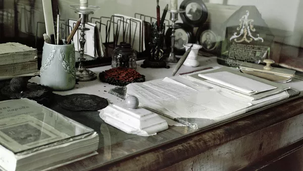 Письменный стол в кабинете писателя Толстого в музее-усадьбе Ясная Поляна