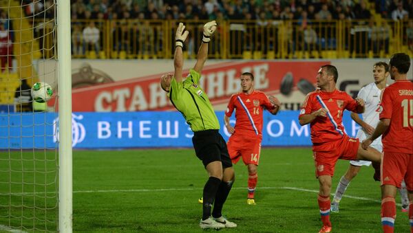 Нападающий сборной России Александр Кержаков (второй справа) забивает гол в ворота сборной Люксембурга