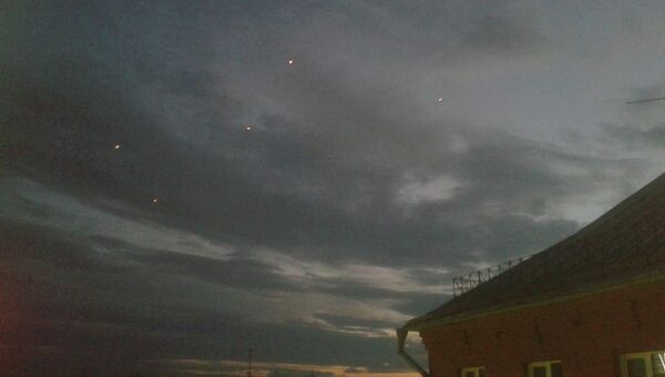 Новосибирцы наблюдали несколько красных шаров, летящих на большой скорости, в небе
