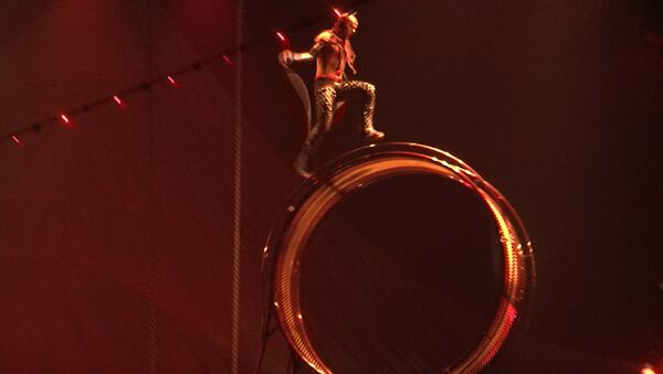 Акробаты прыгали на Колесе Смерти на премьере шоу Cirque du Soleil