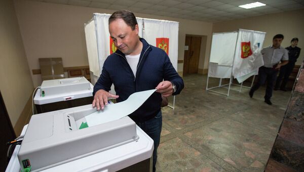 Игорь Пушкарев во время голосования на избирательном участке.Архив.