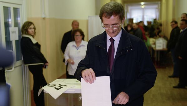 Кандидат в мэры Москвы от партии Справедливая Россия Николай Левичев опускает бюллетень в урну для голосования.