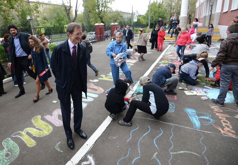 Кандидат в мэры Москвы от партии Справедливая Россия Николай Левичев рассматривает детские рисунки на асфальте. Кандидат в мэры Москвы от партии Справедливая Россия Николай Левичев рассматривает детские рисунки на асфальте.