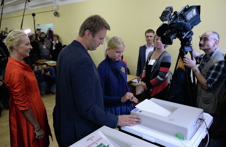 Кандидат в мэры Москвы Алексей Навальный с супругой Юлией и дочерью Дарьей на избирательном участке.