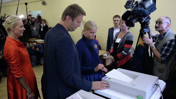 Кандидат в мэры Москвы Алексей Навальный с супругой Юлией и дочерью Дарьей на избирательном участке.