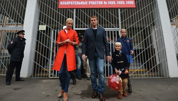 Кандидат в мэры Москвы Алексей Навальный с семьей перед избирательным участком.