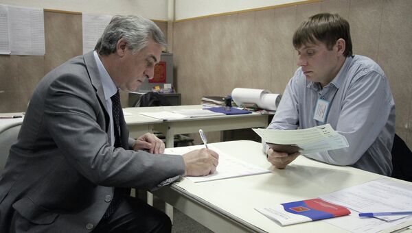 Кандидат в мэры Екатеринбурга Яков Силин расписывается за бюллетень на избирательном участке.