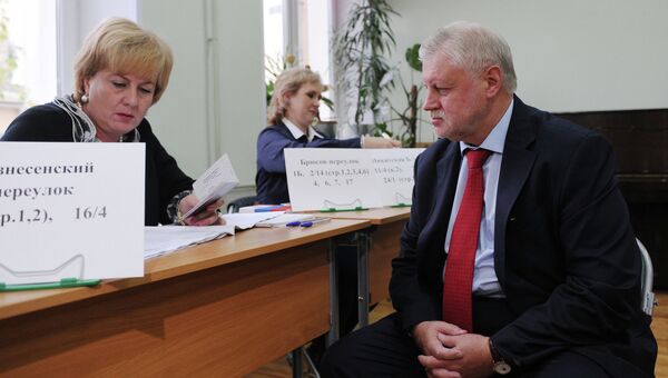Лидер партии Справедливая России Сергей Миронов перед голосованием на одном из избирательных участков. Архив