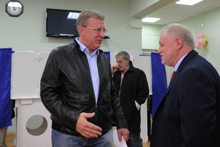 Алексей Кудрин и Сергей Миронов перед голосованием на одном из избирательных участков.