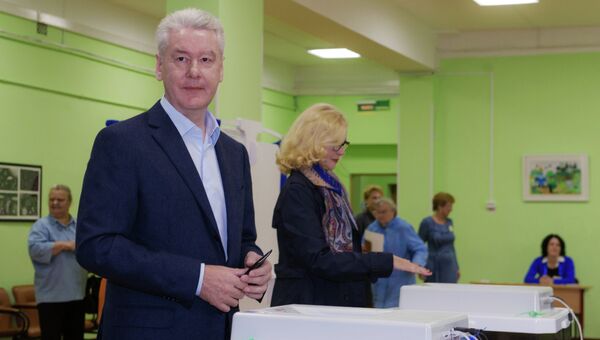 Сергей Собянин во время голосования на избирательном участке.