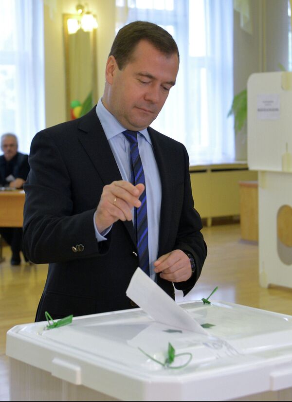 D vote. Выборы мэра Москвы. Медведев голосует. Выборы мэра Москвы 2022. Фото голосует Медведев.