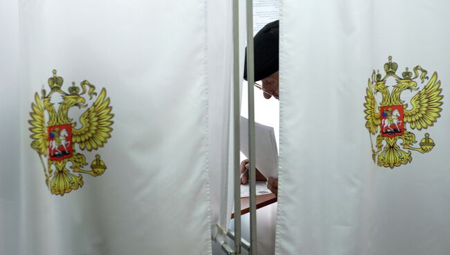 Голосование на выборах главы республики Хакасия на избирательном участке в городе Абакан. Архивное фото