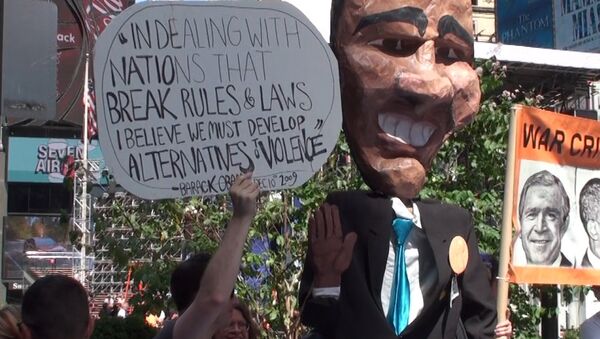 Протестующие в США против войны с Сирией несли по Таймс-сквер куклу Обамы