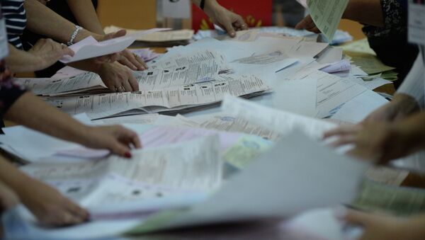 Подсчет голосов на выборах в Единый день голосования, архивное фото