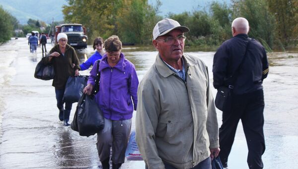 Эвакуация граждан из затопленного поселка имени Менделеева близ Комсомольска-на-Амуре