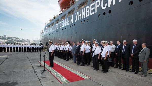 Встреча судна Профессор Хлюстин во Владивостоке