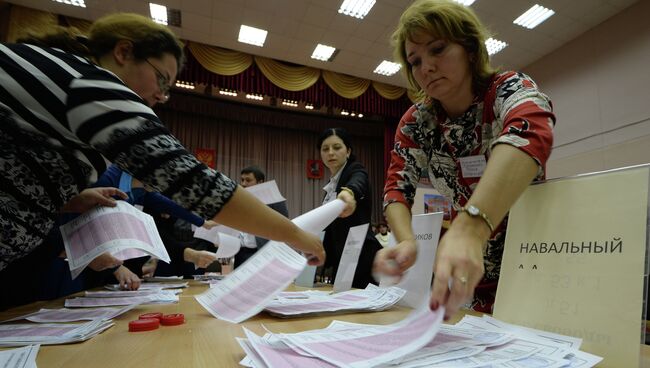 Подсчет голосов на выборах в Единый день голосования, архивное фото