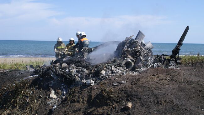 На месте крушения вертолета Ми-2