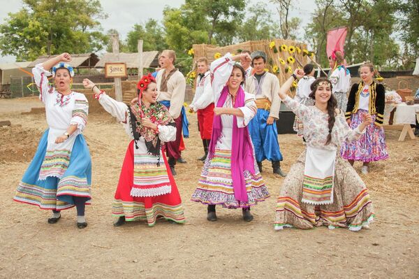 Казачий фестиваль Легенды Тамани прошел в Кубанской Атамани
