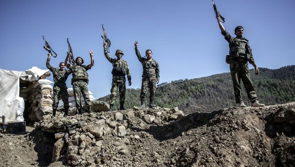 Солдаты правительственных войск во время боевых действий неподалеку от турецкой границы. Архивное фото