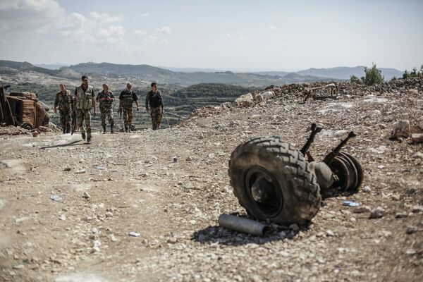 Солдаты правительственных войск во время боевых действий неподалеку от турецкой границы