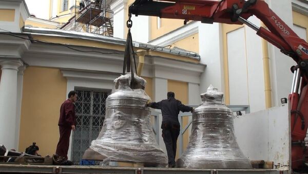 Новые колокола освятили в Александро-Невской лавре Петербурга