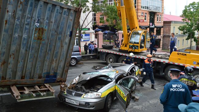 Авария с участием большегруза в центре во Владивостоке. Фото с места события.