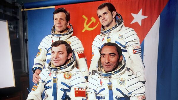 Международный экипаж космического корабля Союз-38 и его дублеры