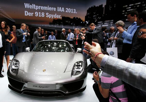 Автомобиль Porsche 918 Spyder hybrid на пресс-показе автосалона во Франкфурте-на-Майне