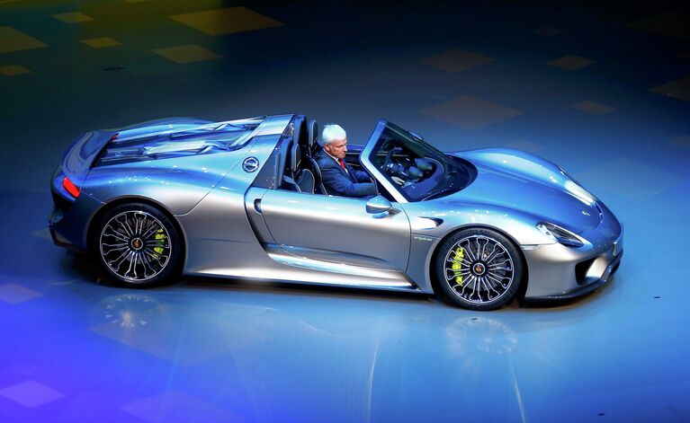 Автомобиль Porsche 918 Spyder на пресс-показе автосалона во Франкфурте-на-Майне