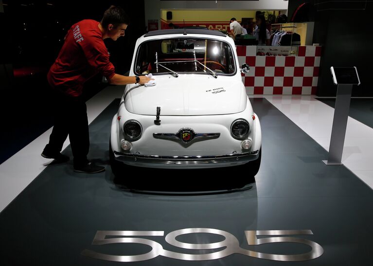 Автомобиль Fiat Abarth 595 на пресс-показе автосалона во Франкфурте-на-Майне