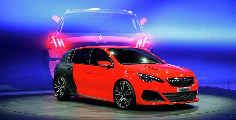 Автомобиль Peugeot 308 R на пресс-показе автосалона во Франкфурте-на-Майне