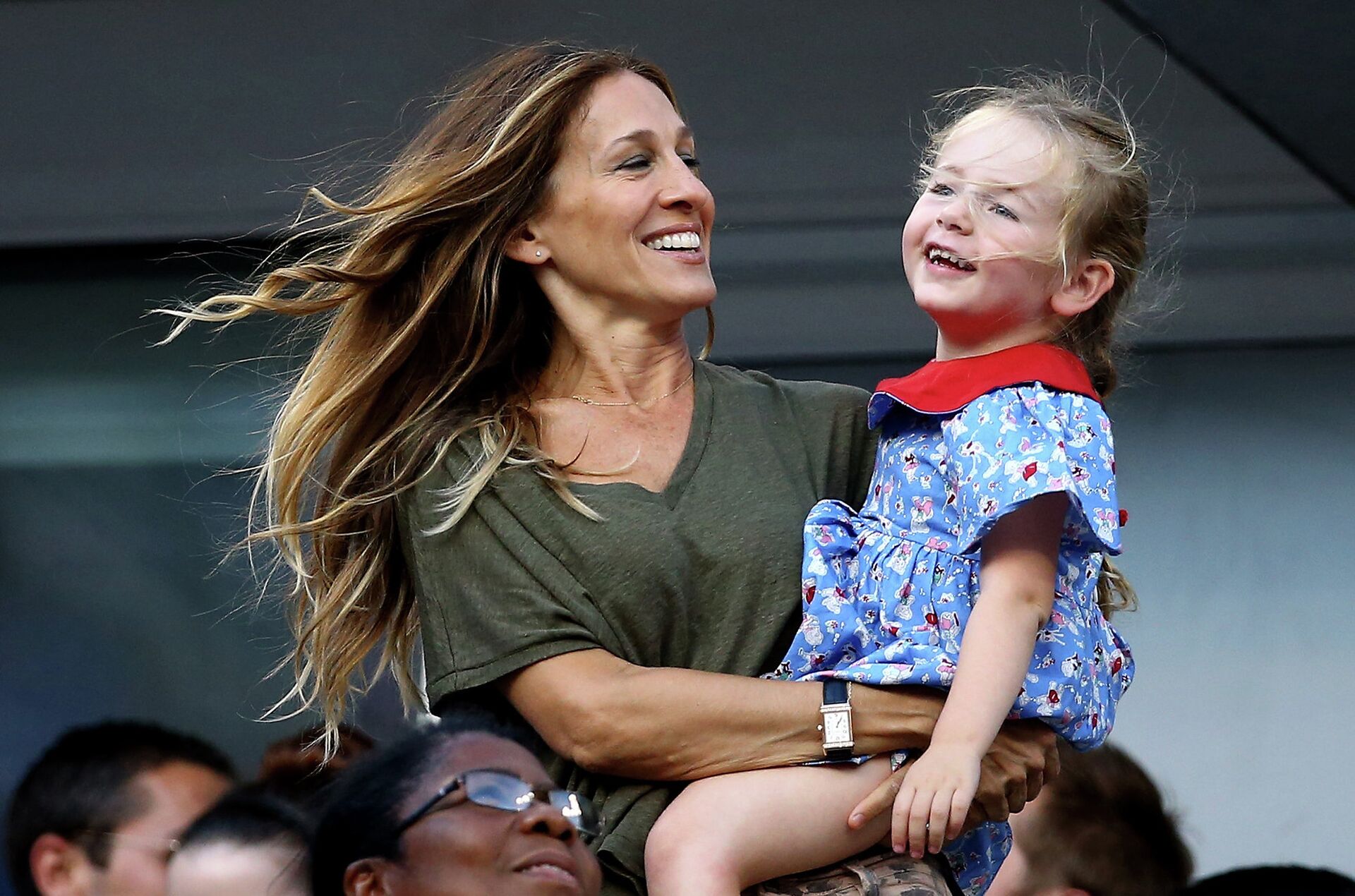 Актриса Сара Джессика Паркер с дочкой на финальной игре между Сереной Уильямс и Викторией Азаренко, женский одиночный разряд, Открытый чемпионат США по теннису-2013 Актриса Сара Джессика Паркер с дочкой на финальной игре между Сереной Уильямс и Викторией Азаренко, женский одиночный разряд, Открытый чемпионат США по теннису-2013 - РИА Новости, 1920, 25.10.2025