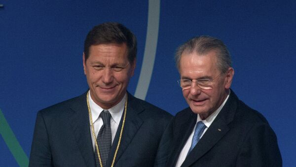 Президент Олимпийского комитета России (ОКР) Александр Жуков (слева) принимает поздравления от президента МОК Жака Рогге