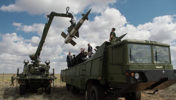 Военнослужащие заряжают зенитный ракетный комплекс Печора-2М. Архивное фото