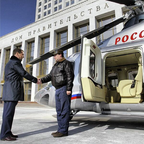 Дмитрий Медведев садится в вертолет