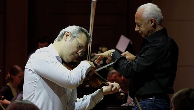 Дирижер Владимир Спиваков на репетиции с Новосибирским академическим симфоническим оркестром