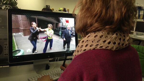 Девушка смотрит видео с нападением Божены Рынски на журналиста