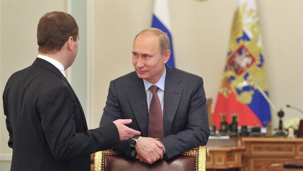 Президент РФ Владимир Путин (справа) и председатель правительства РФ Дмитрий Медведев . Архивное фото