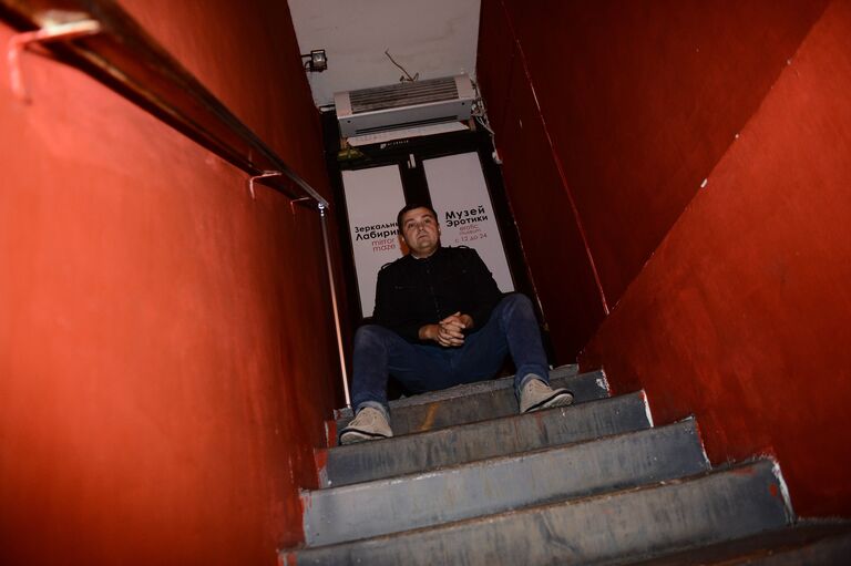 А. Донской у входа в музей эротики А. Донской у входа в музей эротики