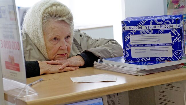 Пенсионерка в одном из московских отделений Почты России. Архивное фото