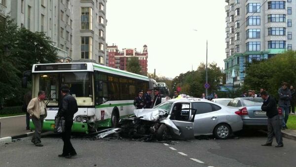 Иномарка сбила пешеходов и врезалась в автобус на северо-западе Москвы